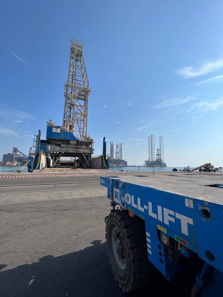 Load-in of 1400 tons Drilling Cantilever Unit